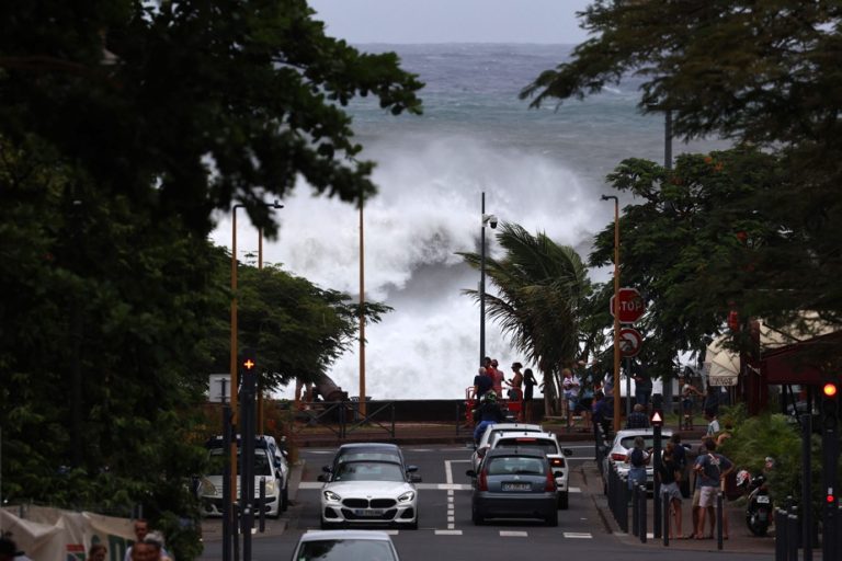 The eye of cyclone Belal falls on Reunion Island, on maximum alert