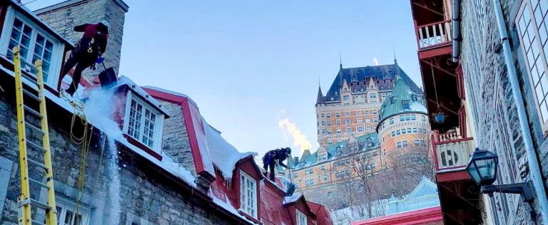 The impressive job of the “mountain climbers” who clear snow from the roofs of buildings in Old Quebec