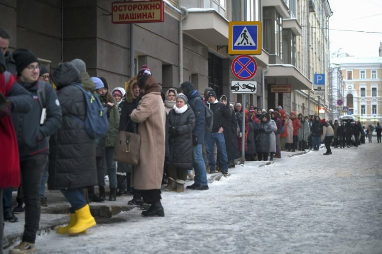 Thousands of Russians mobilize for candidate defying Putin