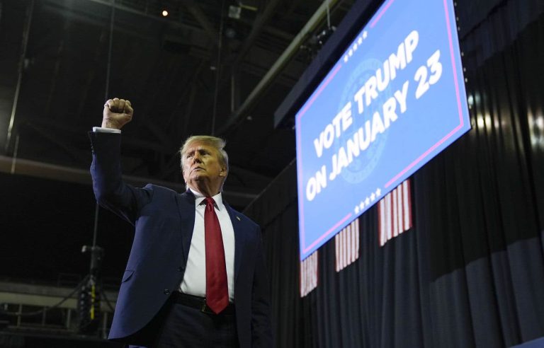 Trump joined by South Carolina leaders at rally