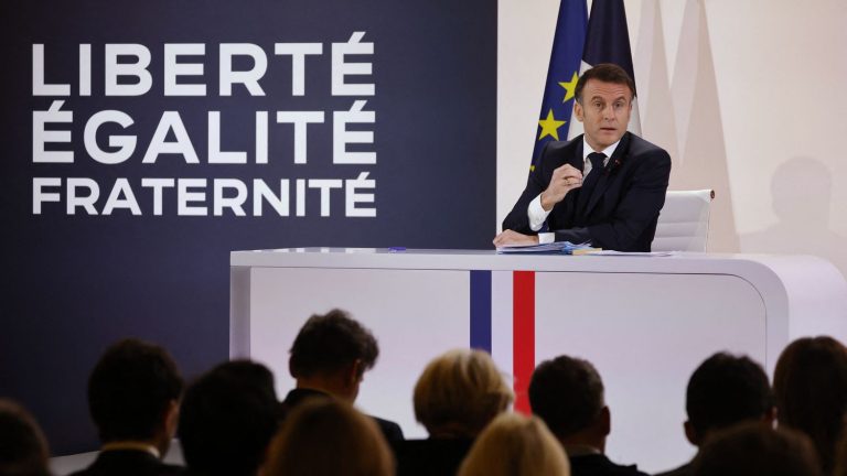 “Unique outfit” at school, birth leave, anti-drug operations… What to remember from Emmanuel Macron’s press conference