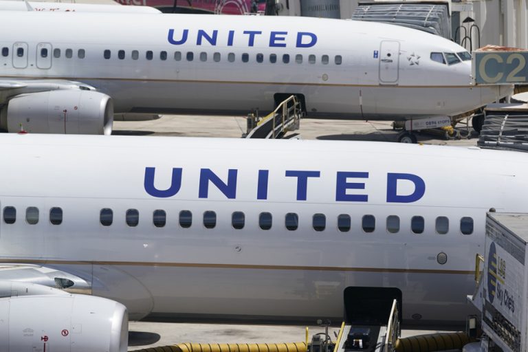 United Airlines revises its plans in the face of Boeing setbacks and delays