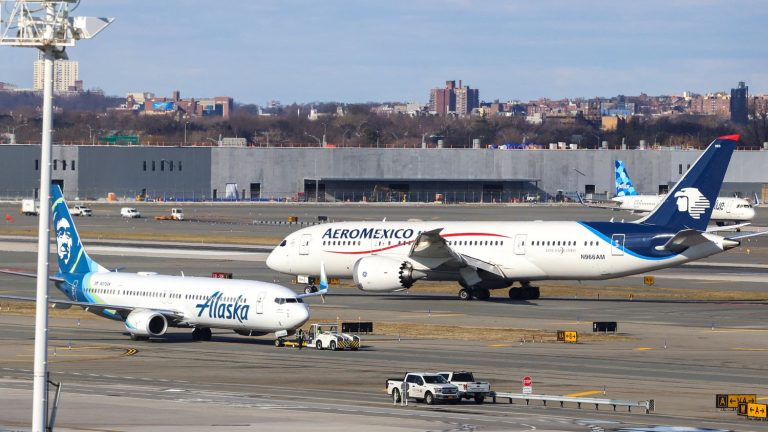 United announces that it found poorly screwed bolts during checks