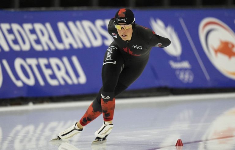 Valérie Maltais wins the bronze medal in the 3000m in Salt Lake City