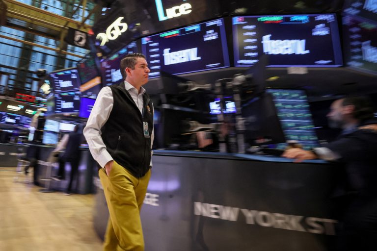 Wall Street opens modestly in the green on the eve of US inflation