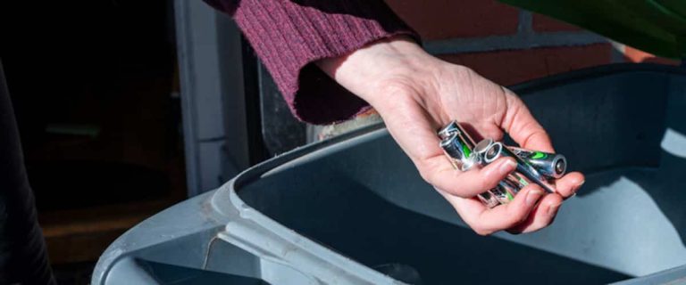 “We see clothes, plastic objects, tools, pots and pans”: Quebecers put anything in recycling