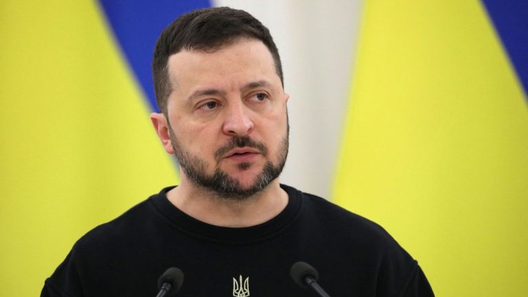 Westerners’ “hesitations” encourage Vladimir Putin, warns Volodymyr Zelensky