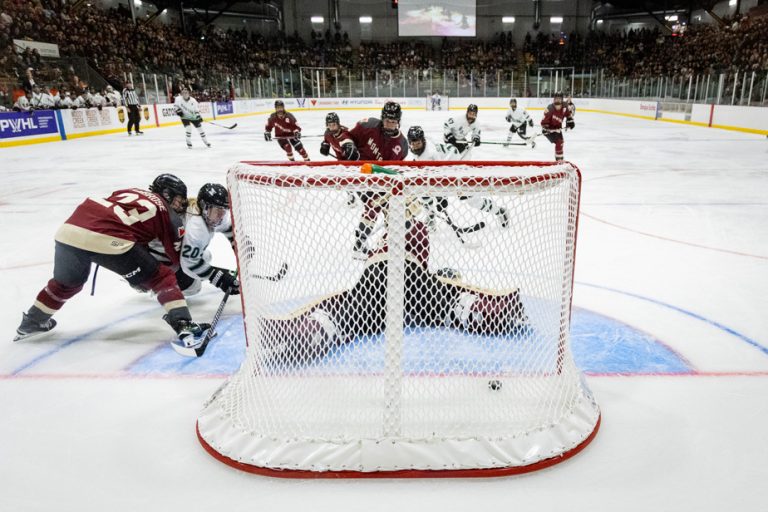 Women’s hockey |  Montreal team loses in overtime on home debut