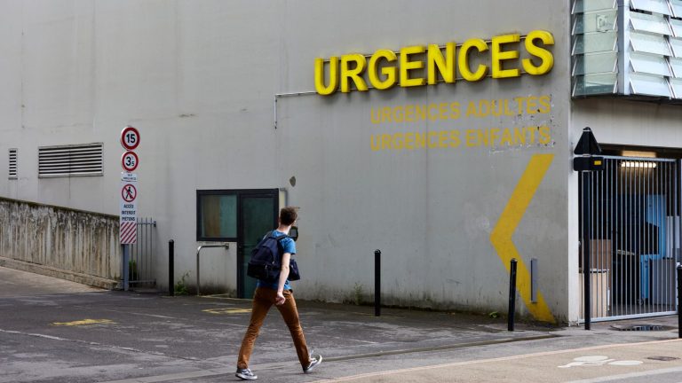 a patient dies on a stretcher in the hospital emergency room during her treatment