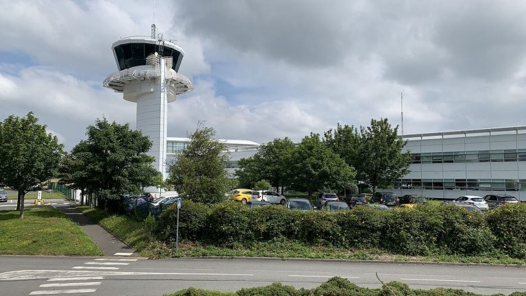 all flights canceled at Brest airport, hit by lightning