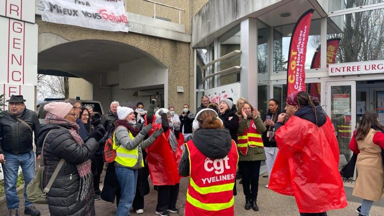 at the Meulan-Les Mureaux hospital, emergency workers on strike to demand an additional position