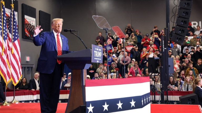 campaigning in Iowa, Donald Trump puts on a show (and makes fun of Emmanuel Macron)