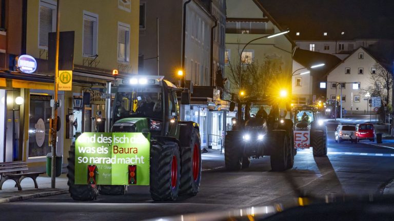 farmers block access to several ports to protest against the removal of a tax advantage