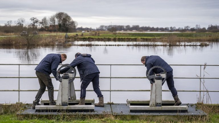 how the Netherlands managed to protect itself from floods, despite a delicate geographical and hydrometric situation