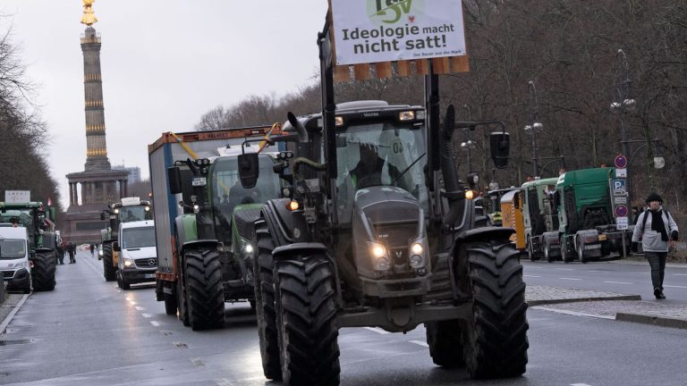 in Berlin, thousands of tractors and farmers angry at the drop in public aid