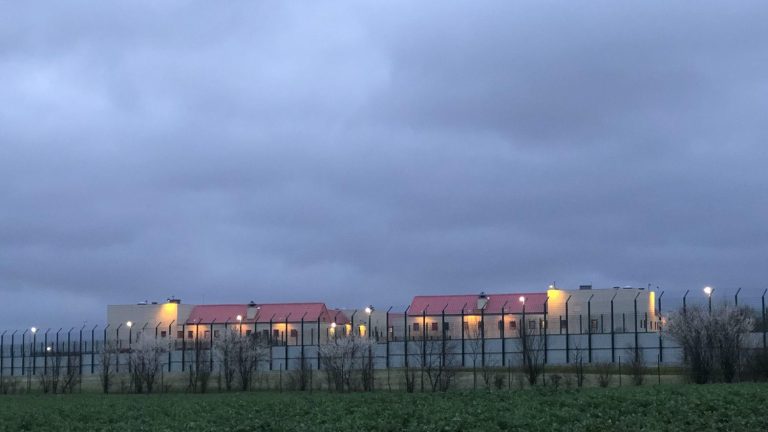 in some French prisons, inmates forced into system D to keep warm