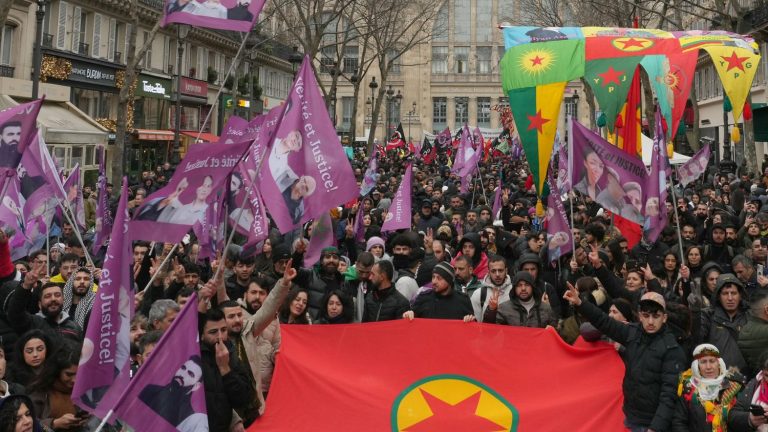 several hundred demonstrators demand “justice” for three Kurdish activists murdered in 2013