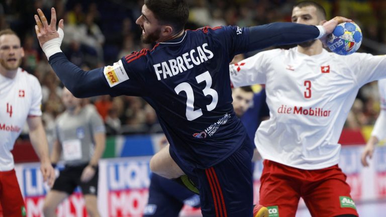 the Blues and the Helvetians tied (14-14) at the break… Follow the Euro handball match