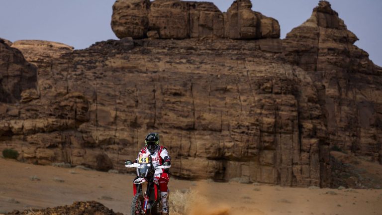 the Botswanan Ross Branch wins the first stage in the motorcycle category, the Frenchman Adrien Van Beveren more than 20 minutes behind