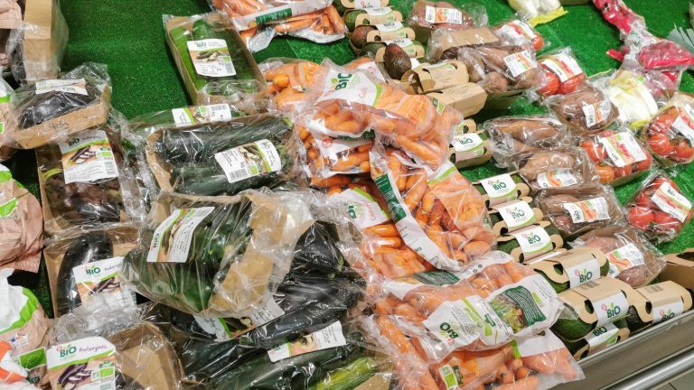 the end of plastic packaging for fruits and vegetables is struggling to be established