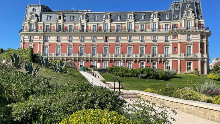 the investigation into the alleged hazing of a kitchen assistant at the Hôtel du Palais closed without further action