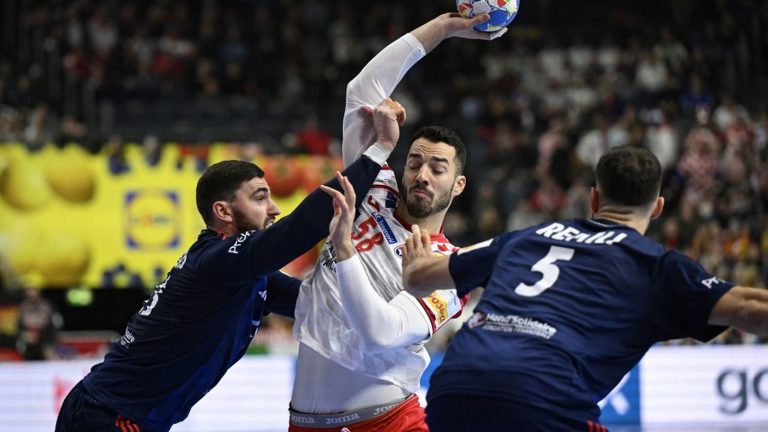 the two teams neck and neck at the break (18-18)… Follow the Euro handball match