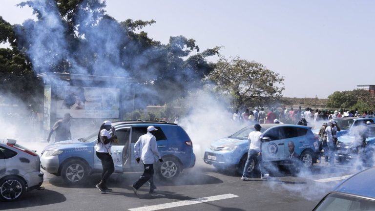 first clashes break out in Dakar after an opposition call to demonstrate