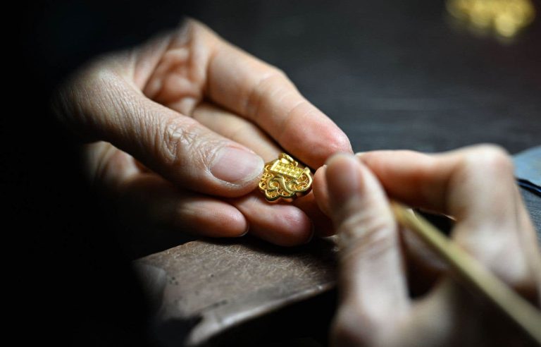 Young Chinese are rushing for gold, anti-crisis remedy