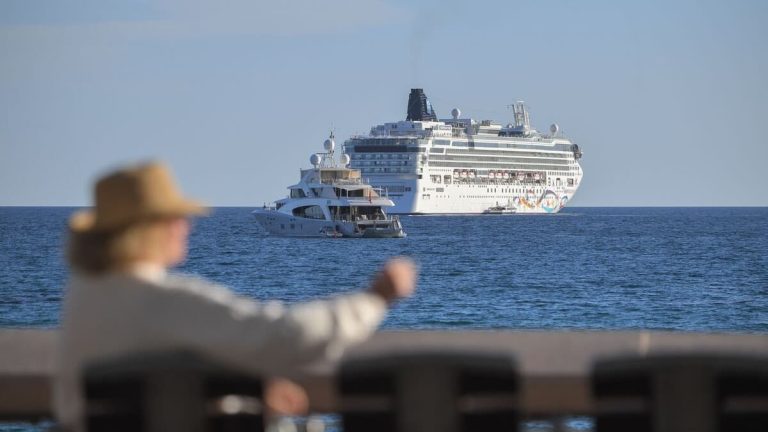 A cruise turns into a nightmare: thousands of passengers quarantined on board off the coast of Mauritius