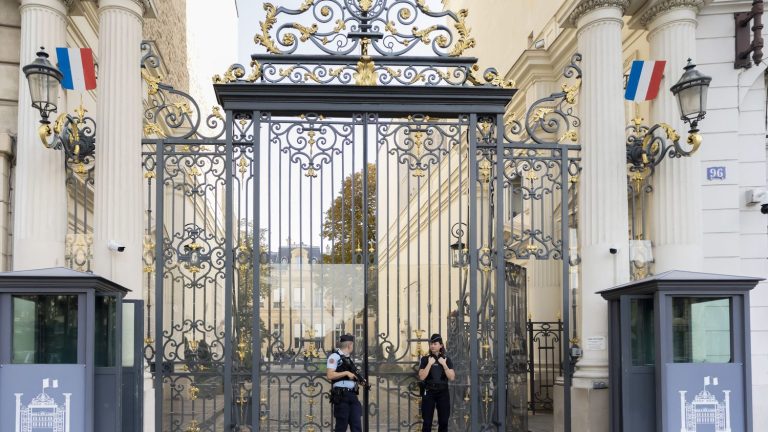 A policewoman attacked in front of the Ministry of the Interior by a man who tried to enter the courtyard of the building