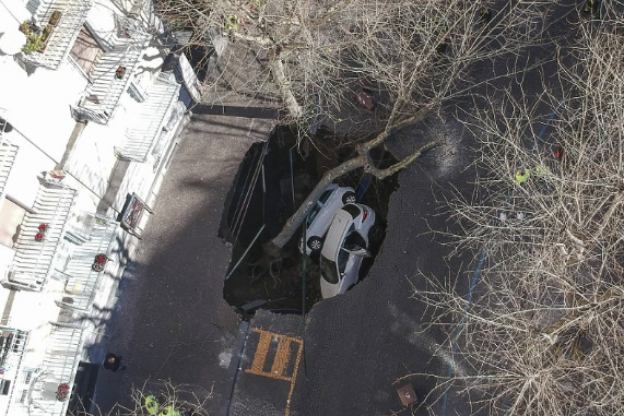 A sinkhole swallows two cars in Naples