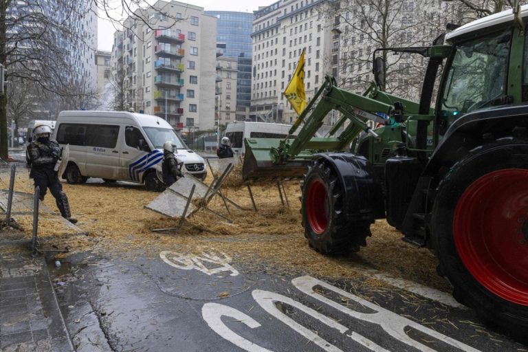 Agricultural rules |  Tractors paralyze Brussels