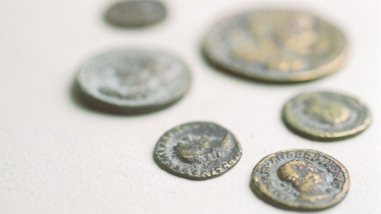 An ancient coin trafficking network dismantled by French customs