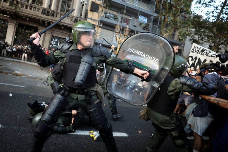 Argentina |  Clashes during a demonstration, the opposition leaves Parliament for a while