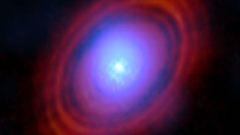 Around a star, a telescope observes an ocean of water vapor for the first time