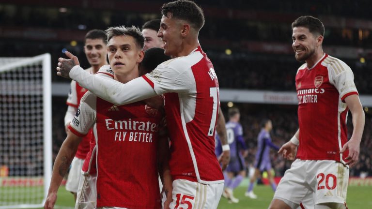 Arsenal brings down Liverpool and reignites title race