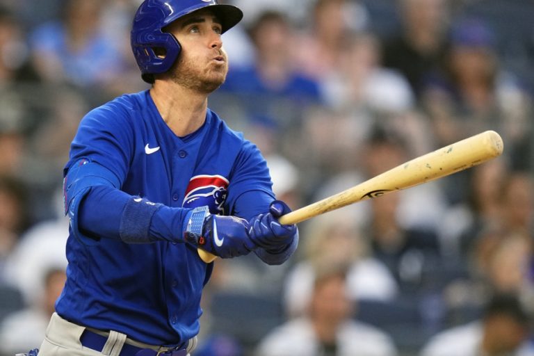 Bellinger agrees to three-year deal to stay with Cubs