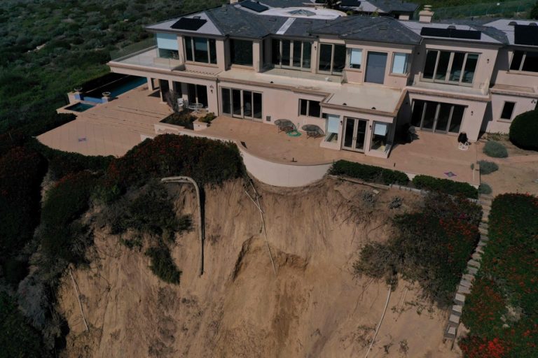 Californian villas find themselves on the brink of emptiness after the latest storm