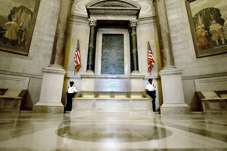 Climate crisis |  Activists throw powder at the glass protecting the US Constitution