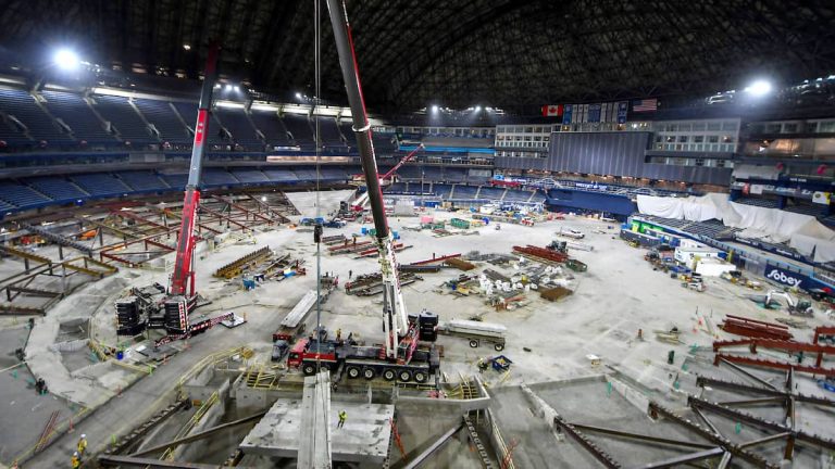 Correct the acoustics, redo the toilets and seats… after the new roof, still a fortune to invest in the Olympic Stadium