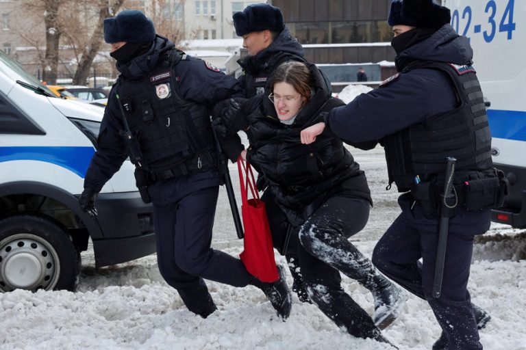 Death of Alexei Navalny |  More than 400 arrests in Russia for paying tribute to him