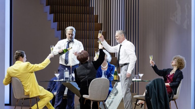 Dmitri Tcherniakov refreshes Mozart’s opera by transposing it to a swingers’ place