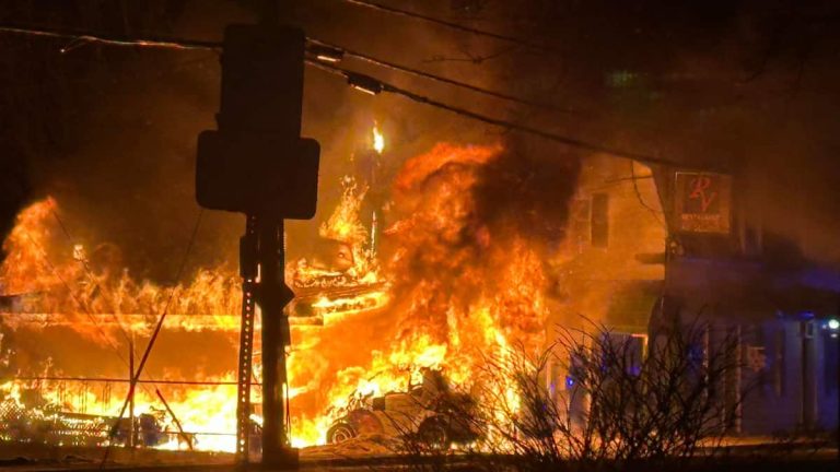 [EN IMAGES] Montérégie: a pizzeria possibly victim of arson