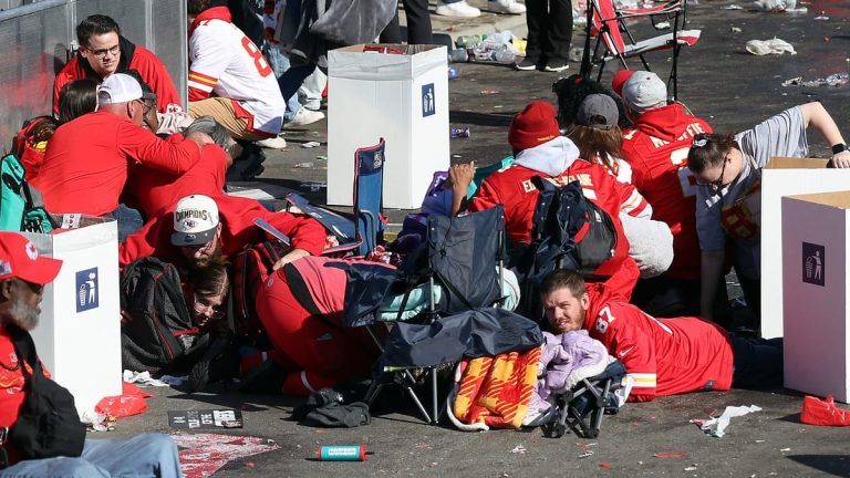 [EN IMAGES] One dead, more than 20 injured by gunfire during Super Bowl parade in Kansas City