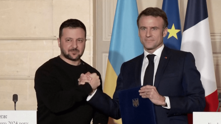 Emmanuel Macron and Volodymyr Zelensky sign a security agreement