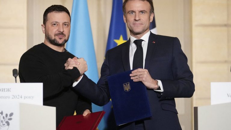 Emmanuel Macron and Volodymyr Zelensky signed a security agreement, providing for “up to 3 billion euros” in military aid in 2024