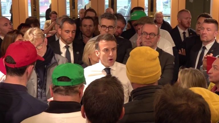 Emmanuel Macron facing farmers, an exchange at the heart of chaos