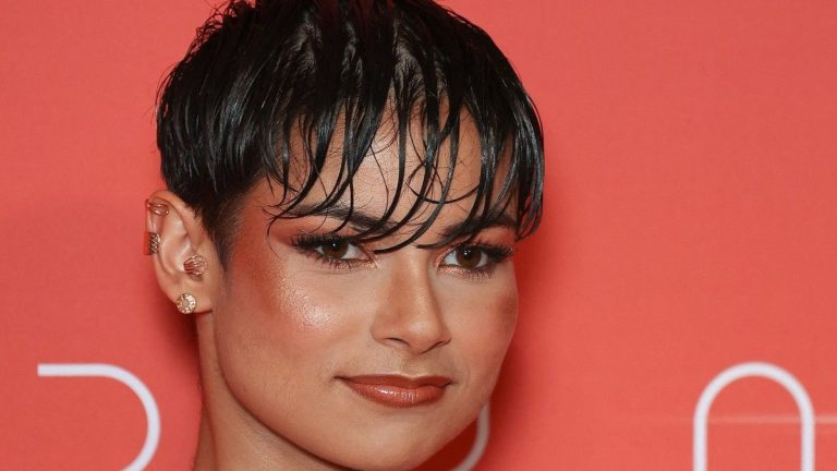 Eve Gilles (Miss France 2024) new hair daring to try to steal the spotlight from Zendaya at the Dune 2 premiere