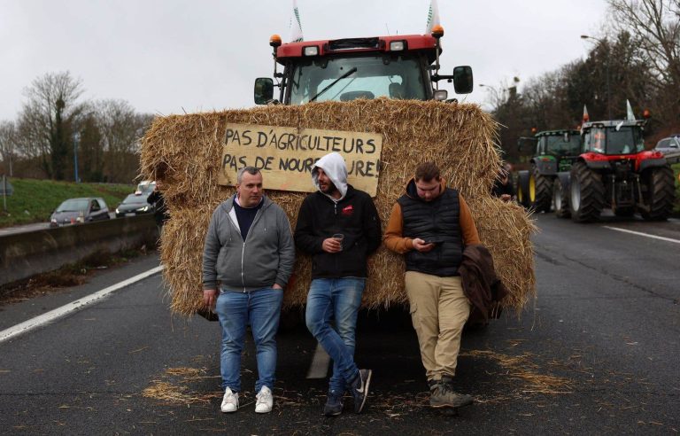 Farmers’ unions call for an end to blockades in France