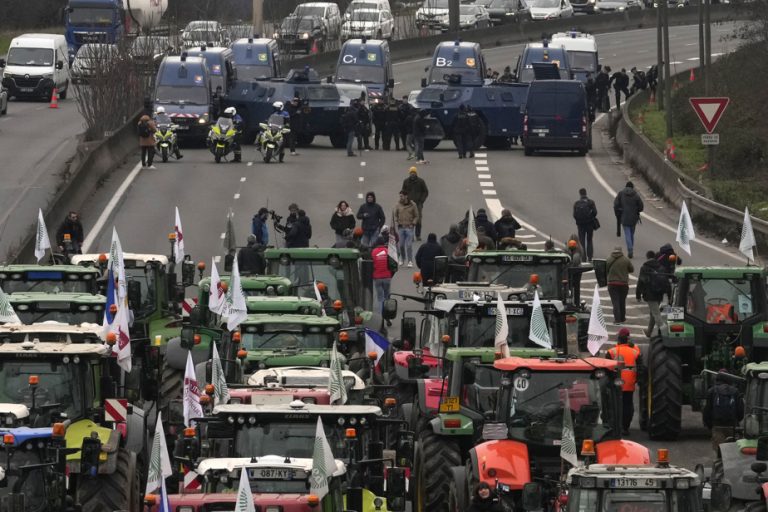 France |  Anger grows, farmers arrested by police